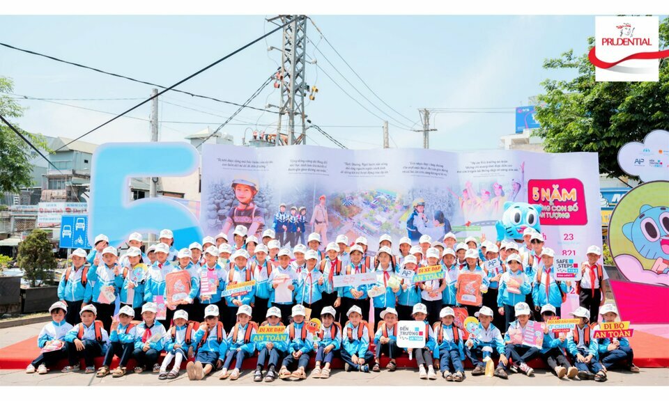 Các em học sinh chụp hình cùng đại sứ Gumball tại sự kiện (1)_ko lo go.jpg