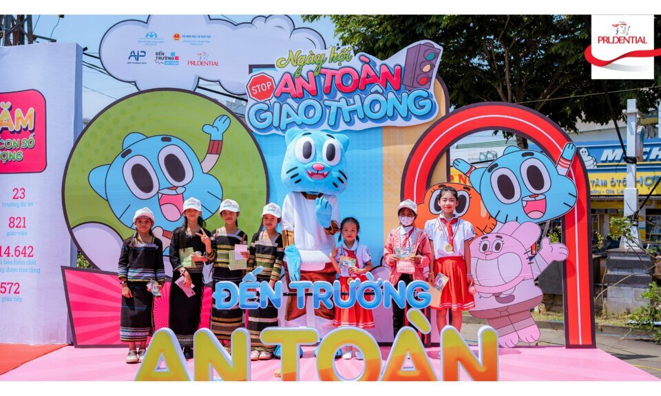 Các em học sinh chụp hình cùng đại sứ Gumball tại sự kiện (2)_ko lo go.jpg Các em học sinh chụp hình cùng đại sứ Gumball tại sự kiện (2)_ko lo go.jpg