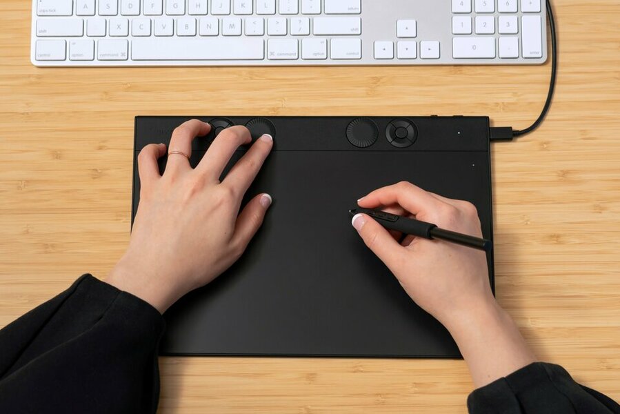 WacomIntuosPro-med-StraightGrip-InUse-Wired-JoyceLiu_ko lo go.jpg