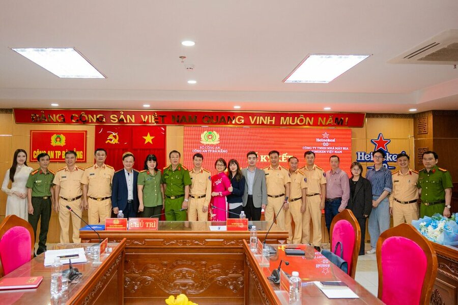 4_Đại-diện-HEINEKEN-Việt-Nam-và-Công-an-Thành-phố-Đà-Nẵng-chụp-hình-lưu-niệm-trong-buổi-lễ-ký-...jpg 4_Đại-diện-HEINEKEN-Việt-Nam-và-Công-an-Thành-phố-Đà-Nẵng-chụp-hình-lưu-niệm-trong-buổi-lễ-ký-...jpg