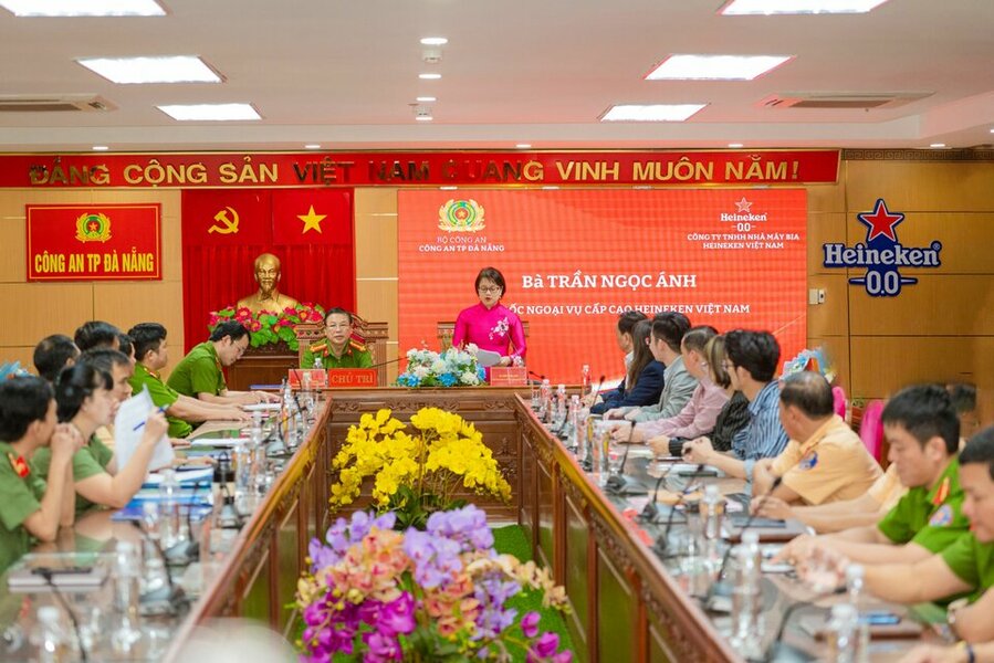 1_Bà-Trần-Ngọc-Ánh,-Giám-đốc-Ngoại-vụ-cấp-cao-HEINEKEN-Việt-Nam-phát-biểu-tự-buổi-lễ-ký-kết-bi...jpg 1_Bà-Trần-Ngọc-Ánh,-Giám-đốc-Ngoại-vụ-cấp-cao-HEINEKEN-Việt-Nam-phát-biểu-tự-buổi-lễ-ký-kết-bi...jpg