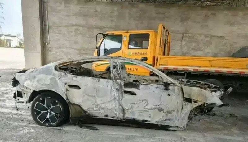 xiaomi-su7-crash-claims-three-lives-as-fire-erupts-after-hitting-a-highway-barrier3-1743559935...jpg xiaomi-su7-crash-claims-three-lives-as-fire-erupts-after-hitting-a-highway-barrier3-1743559935...jpg