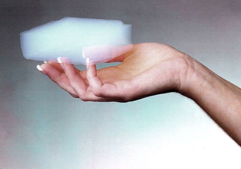 Aerogel_hand_jpg_75.jpg