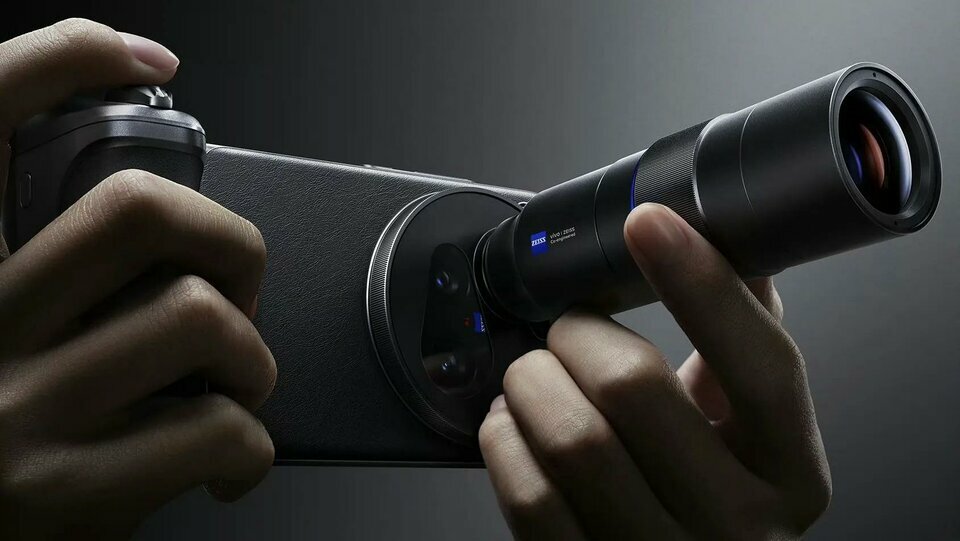 vivo-x200-ultra-with-external-lens-cropped-1745249623948820429976-1745285341919-17452853420011...jpg