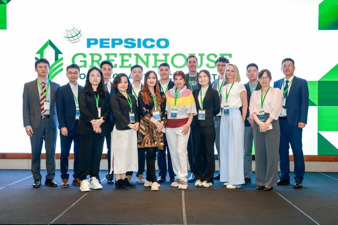Finalists' group photo_ko lo go.jpg
