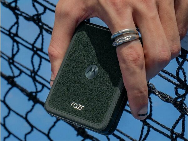 moto-razr-ultra-alcantara-17455526210721580746804-1745568245981-17455682461191805176963_jpg_75.jpg