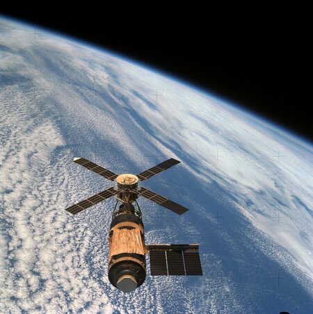 Skylab_and_Earth_Limb_-_GPN-2000-001055_jpg_75.jpg Skylab_and_Earth_Limb_-_GPN-2000-001055_jpg_75.jpg