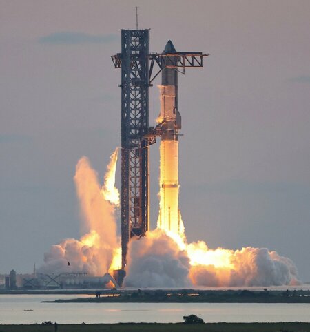 SpaceX_Starship_ignition_during_IFT-5_jpg_75.jpg SpaceX_Starship_ignition_during_IFT-5_jpg_75.jpg