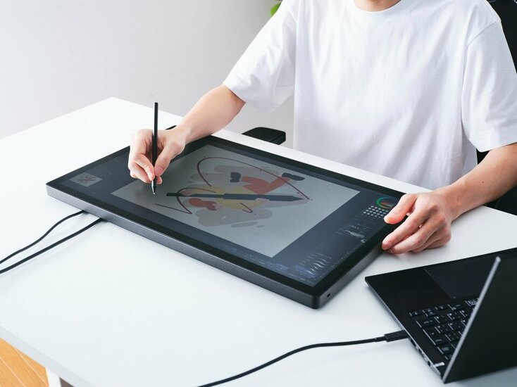 WacomCintiq24_In-use_Connecting_with_PC_pen_on_screen_2_ko lo go.jpg