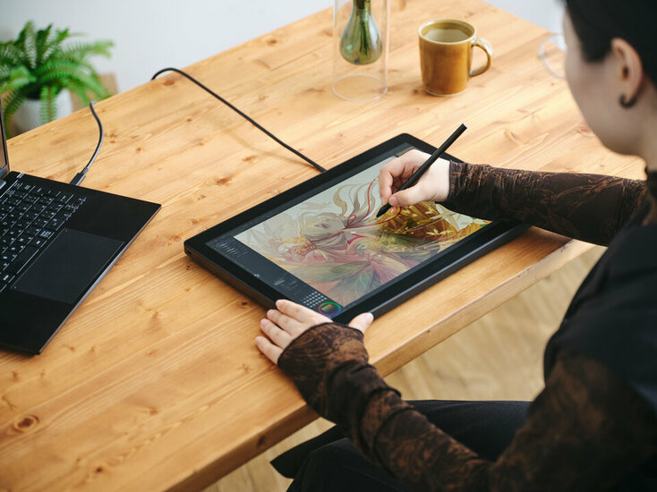 WacomCintiq16_In-use_without_stand.jpg WacomCintiq16_In-use_without_stand.jpg