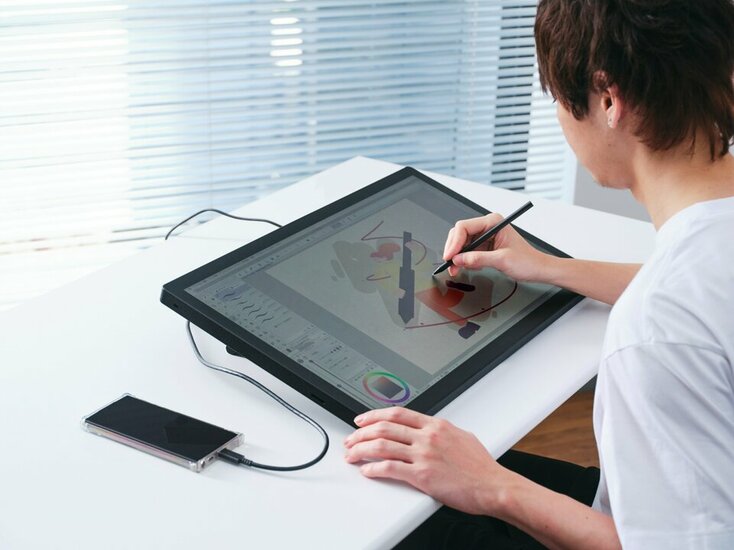 WacomCintiq24_In-use_Android_ko lo go.jpg