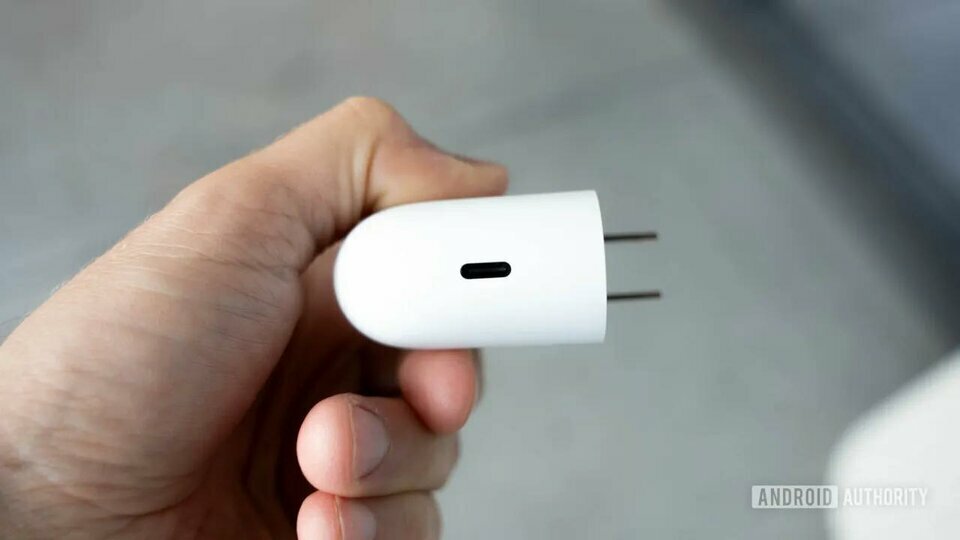Google-45W-wall-charger-showing-USB-C-port-on-bottom-1280w-720h_jpg_webp_75.jpg Google-45W-wall-charger-showing-USB-C-port-on-bottom-1280w-720h_jpg_webp_75.jpg
