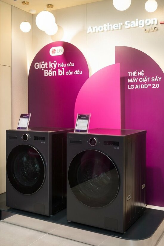 LG Event 12.06 (5) - 1K JPEG.jpg