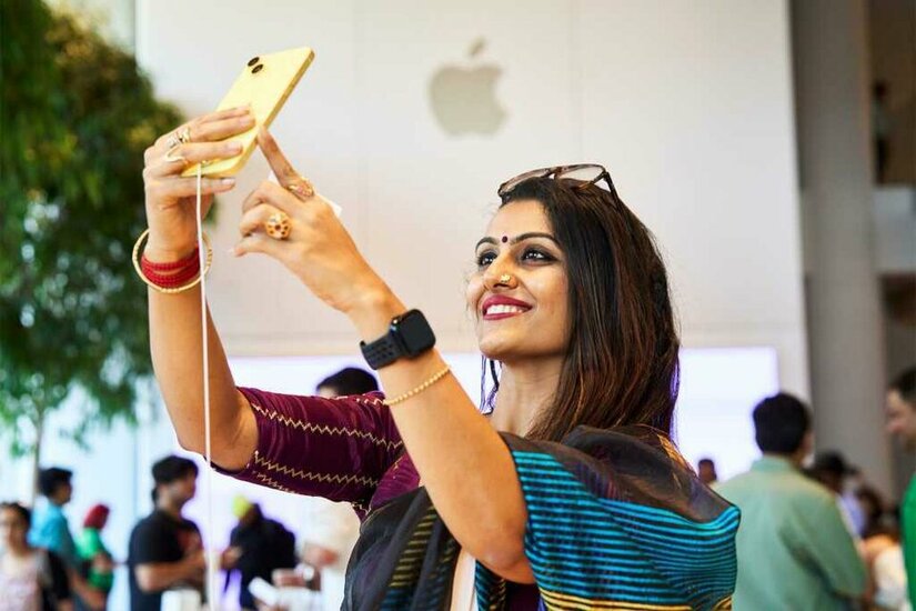 Apple-BKC-Mumbai-India-opening-day-customer-selfie-iPhone-14_jpg_75.jpg