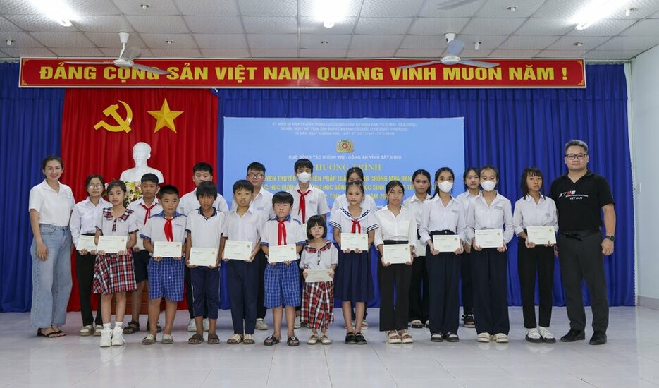 OJV trao 100 suất học bổng cho các em học sinh trường THCS Tân Lập.jpg