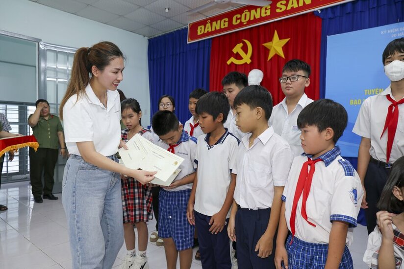 Đại diện OJV tận tay trao học bổng cho các em học sinh (1).jpg