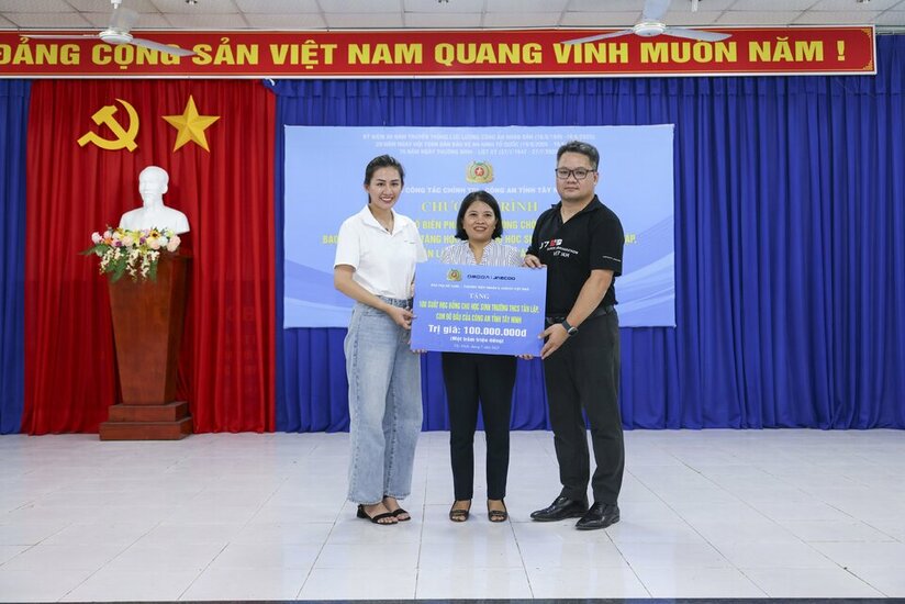 OJV trao 100 suất học bổng cho các em học sinh trường THCS Tân Lập (2).jpg