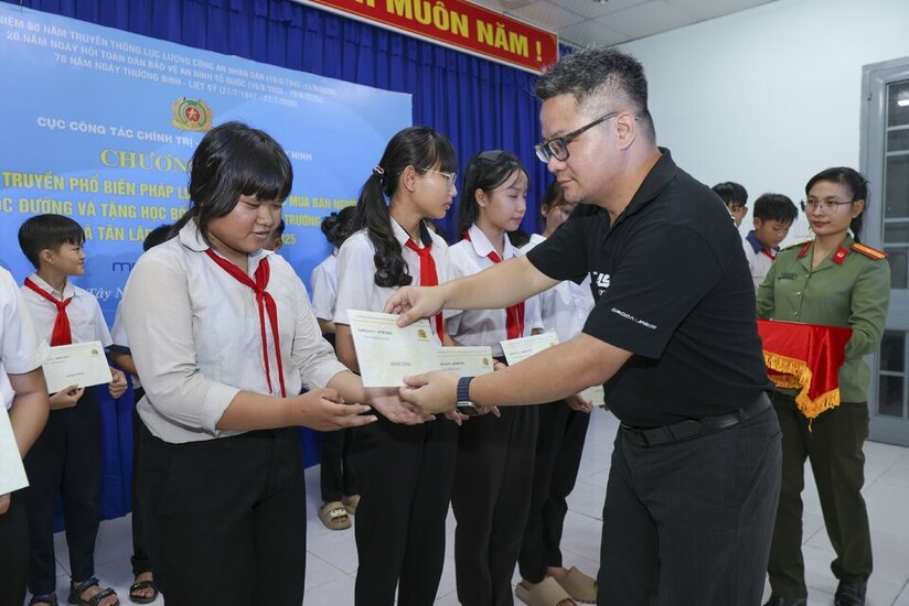 Đại diện OJV tận tay trao học bổng cho các em học sinh (2).jpg