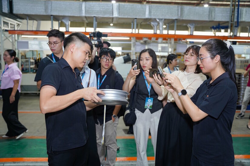 Yadea Factory Tour 2.jpg Yadea Factory Tour 2.jpg
