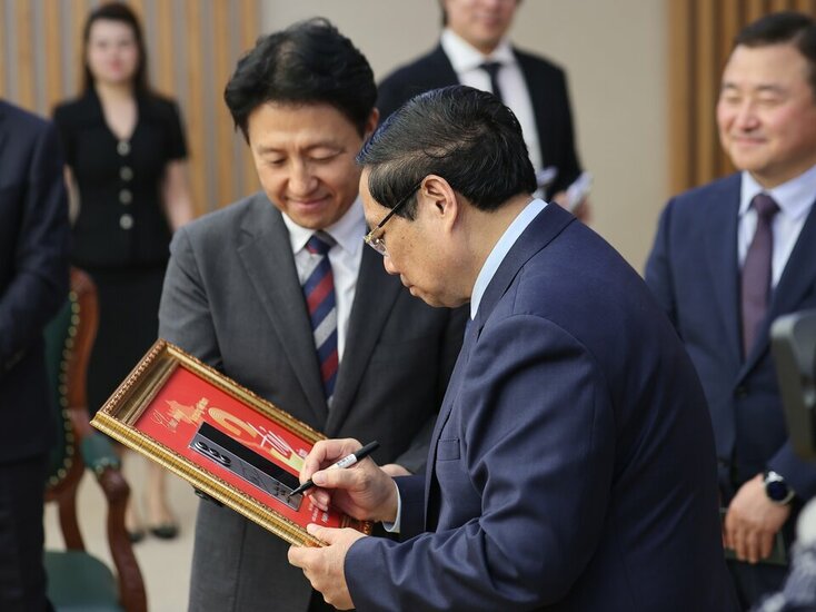 Thủ tướng Phạm Minh Chính ký tặng biển kỷ niệm sản xuất chiếc điện thoại di động thứ 2 tỷ