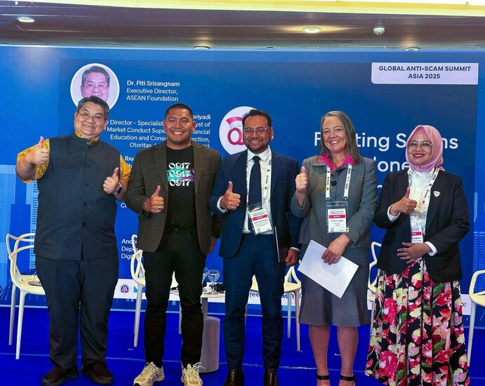 3. Tiến sĩ Piti Srisangman, Giám đốc điều hành Quỹ ASEAN (từ trái sang) và các diễn giả tại Hộ...jpg 3. Tiến sĩ Piti Srisangman, Giám đốc điều hành Quỹ ASEAN (từ trái sang) và các diễn giả tại Hộ...jpg