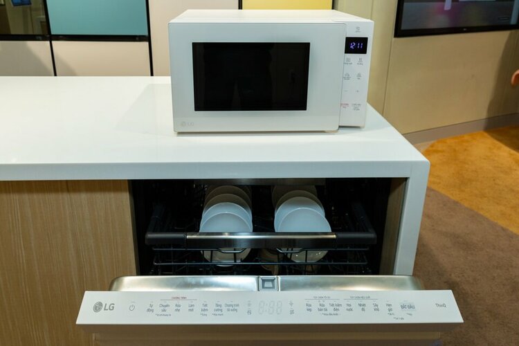 Với màu sắc tinh tế, người dùng dễ dàng kết hợp máy rửa bát LG Quadwash™ TrueSteam với các thi...jpg