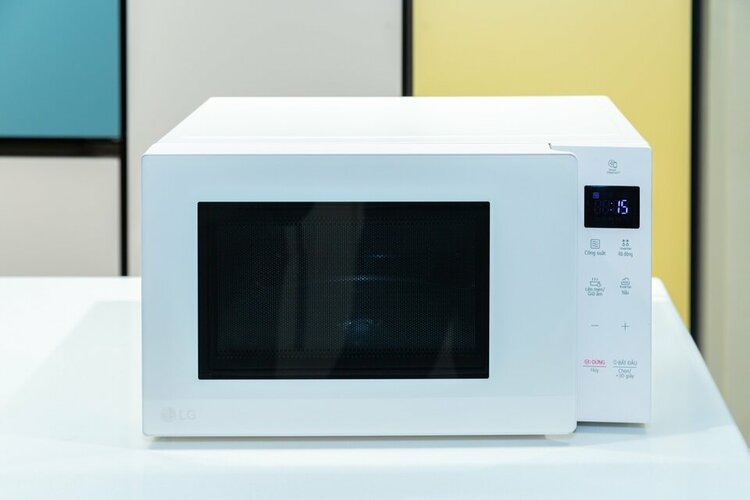 Lò vi sóng LG NeoChef™ sở hữu thiết kế tinh tế, kết hợp hoàn hảo giữa bề mặt mờ và bóng giúp t...jpg