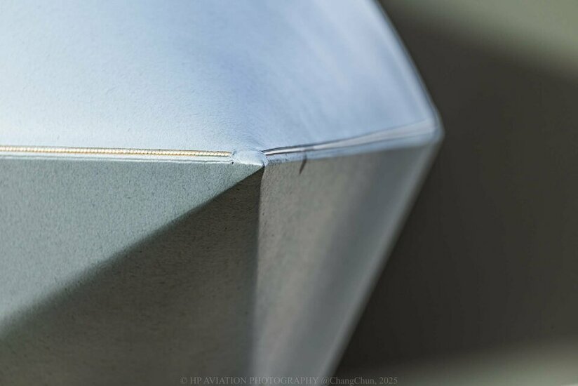 Hình ảnh cận cảnh chi tiết của J-20. Đừng nói mối hàn máy rửa bát nhà bạn tốt hơn :D