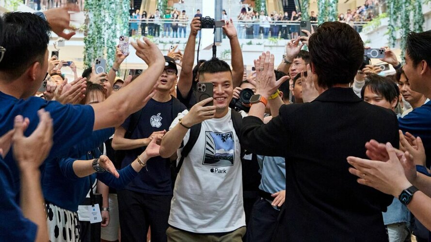 Apple-The-Exchange-TRX-Malaysia-opening-day-first-customer_ko lo go.jpg Apple-The-Exchange-TRX-Malaysia-opening-day-first-customer_ko lo go.jpg