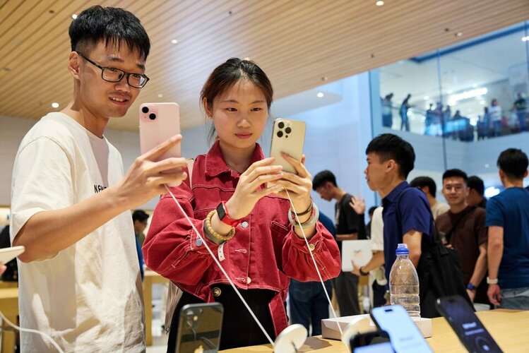 Apple-The-Exchange-TRX-Malaysia-opening-day-customers-with-iPhone-15-lineup_ko lo go.jpg