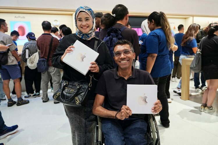 Apple-The-Exchange-TRX-Malaysia-opening-day-customers-with-schwag_ko lo go.jpg Apple-The-Exchange-TRX-Malaysia-opening-day-customers-with-schwag_ko lo go.jpg