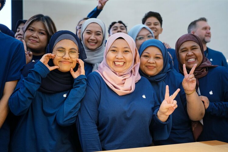 Apple-The-Exchange-TRX-Malaysia-opening-day-team-members_ko lo go.jpg Apple-The-Exchange-TRX-Malaysia-opening-day-team-members_ko lo go.jpg