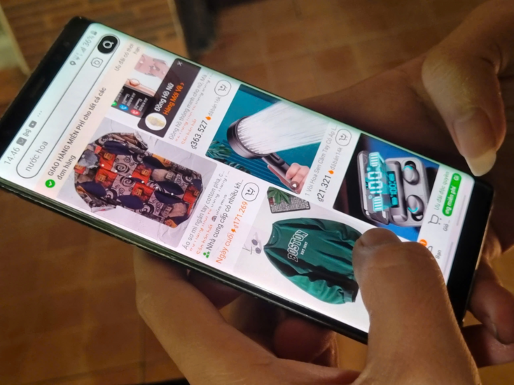 Nhiều khách hàng ngã ngửa khi giá hàng hóa trên sàn còn đắt hơn ngoài shop