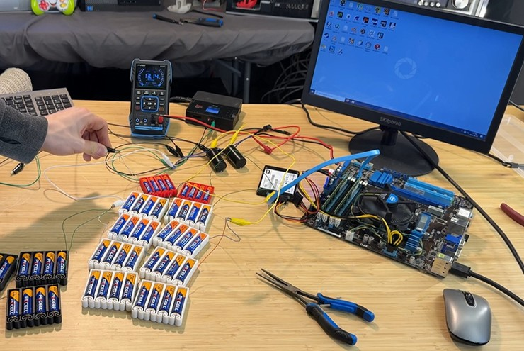 Máy tính thử nghiệm của ScuffedBits cần đến 56 viên pin để hoạt động.