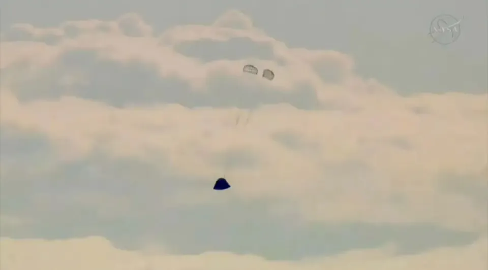 Tàu quỹ đạo Mặt Trăng có người lái Artemis 2 của Mỹ đã trở về Trái Đất thành công