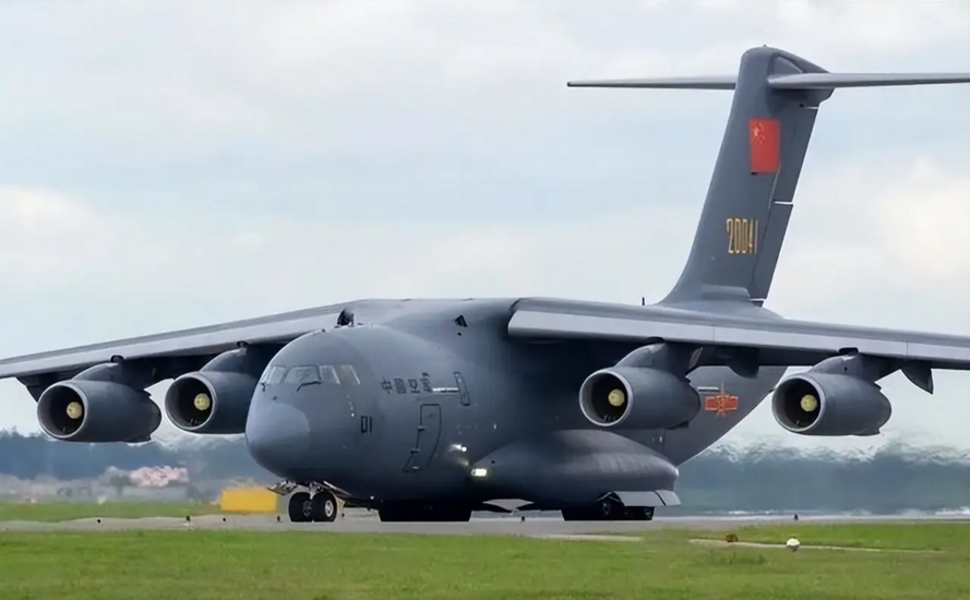 Máy bay Y-30 của Trung Quốc thực hiện chuyến bay thử nghiệm đầu tiên, vượt trội hơn C-130J, và "ông vua vận tải hàng không" đã đổi chủ.