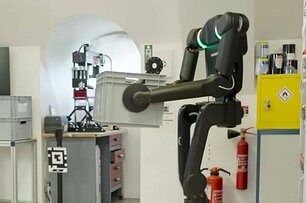 Xuất hiện robot hình người "không đầu" phát triển chỉ trong 40 ngày
