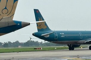 Máy bay Vietnam Airlines va chạm tại Nội Bài