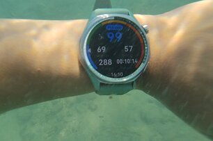 hử mang Huawei Watch GT 6 đi bơi biển, bắt cá ở Hawaii và cái kết...